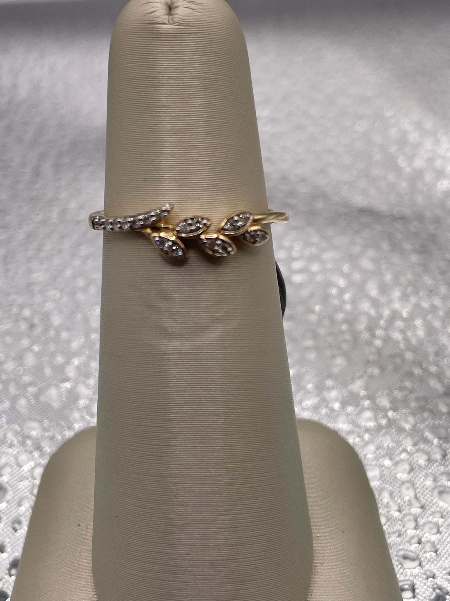 14K Yellow Gold Leaf Design Diamond Band