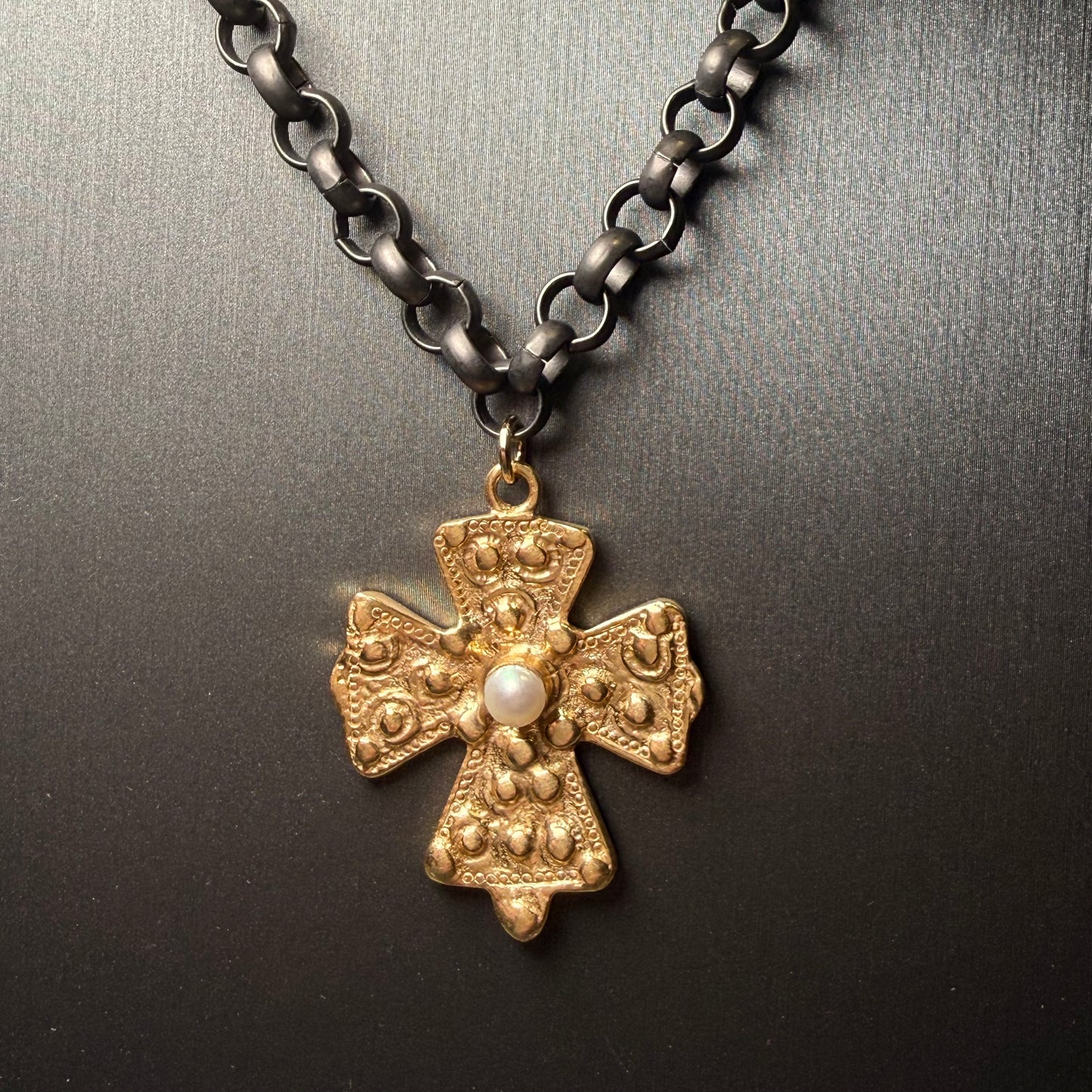 Chunky Gunmetal Chain Necklace with Gold Textured Cross & Pearl Pendant – 19"
