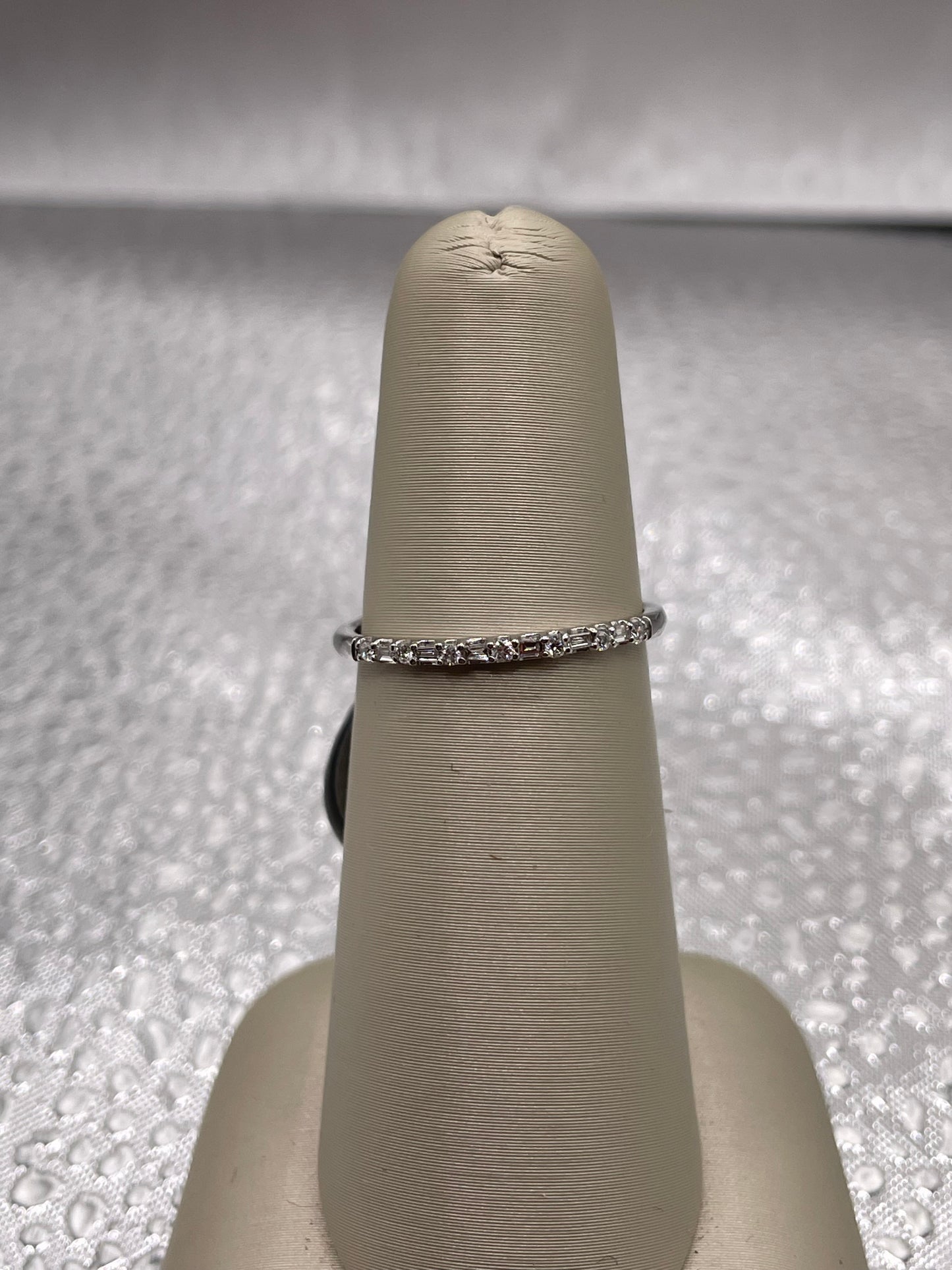 Women's 14K White Gold Alternating Round & Baguette Diamond Stackable Band — 0.10 ctw