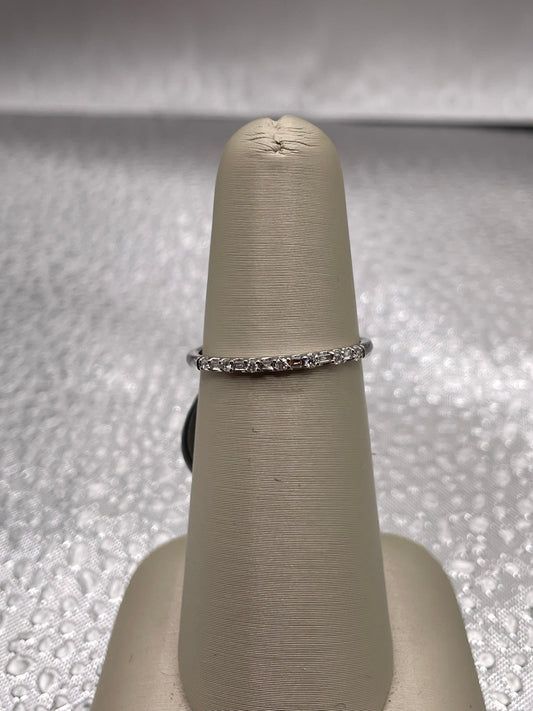 Women's 14K White Gold Alternating Round & Baguette Diamond Stackable Band — 0.10 ctw