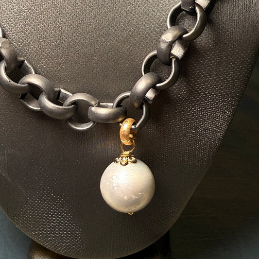 Chunky Gunmetal Chain Necklace with Pearl Pendant – 19"